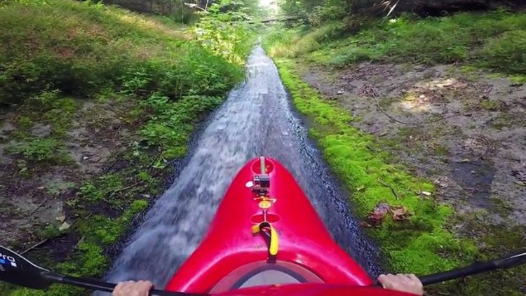 Drenaj yolunda kayak yaptılar!