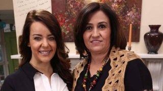 Nursel Ergin bugün mutfaktaki konuğu Tuba Özçakmak ile labneli tavuk çanakları ve çelem dolmasının yapımını gösteriyor.