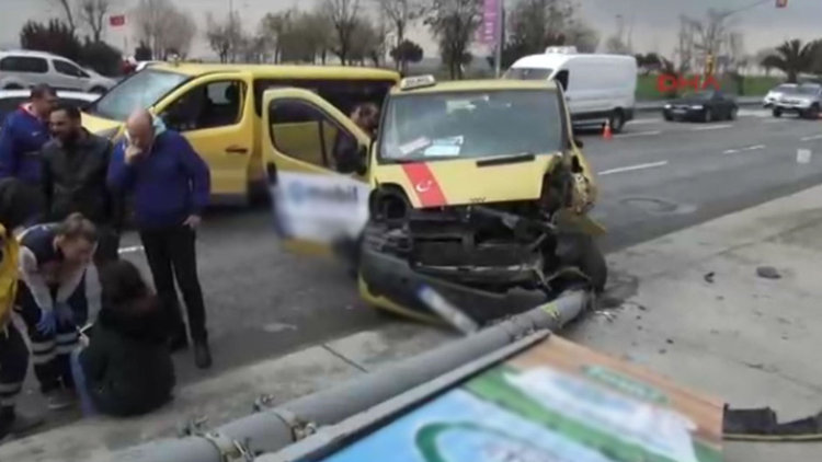 Kadıköy'de dolmuş elektrik direğine çarptı: 3 yaralı