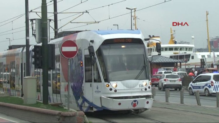 Sirkeci'de tramvay raydan çıktı