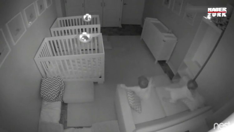 Bütün gece parti yapan ikiz bebekler