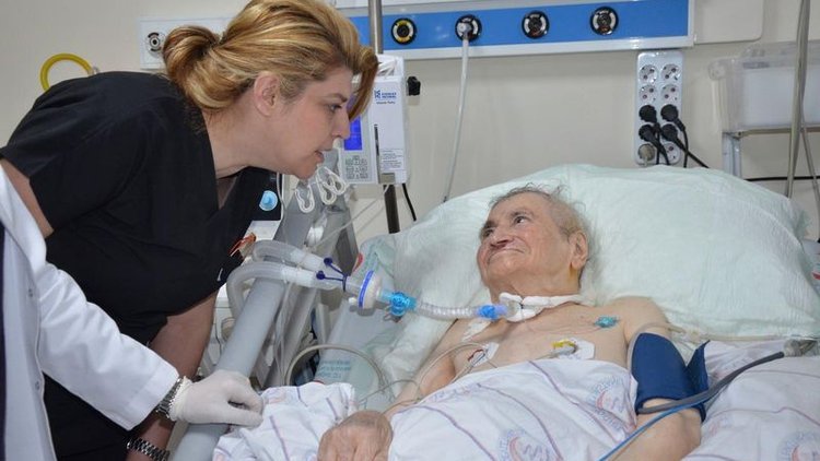 140 gün sonra yeniden gözlerini açtı