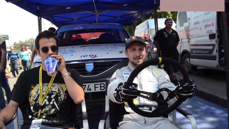 Gerçekçi ralli arabası sesi çıkaran adam