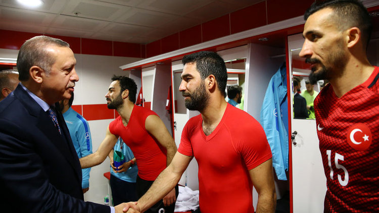 Cumhurbaşkanı Erdoğan, milli maç öncesi futbolcularla görüştü