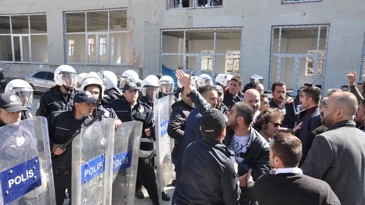 Sinan Oğan'ın konuşma yapacağı salon önünde arbede