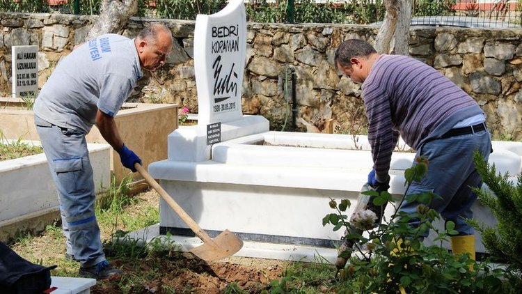 Ünlü karikatürist Bedri Koraman'ın mezarı açıldı