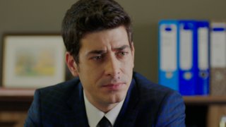 Murat, kazançlı davalar alıp daha çok para kazanmak ister ve Şevval'in bir davasını alır. 