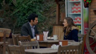 Zeynep ve Kenan toplantıdan sonra baş başa yemek yiyor.