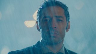 Kenan çocukluğunu düşünüyor.