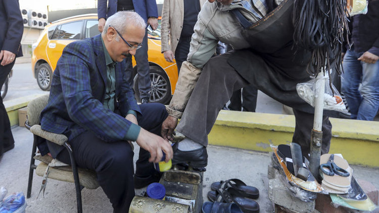 Kalkınma Bakanı Elvan ayakkabı boyadı