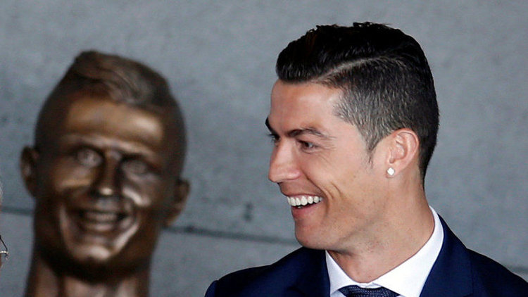 Büstünü görünce inanamadı