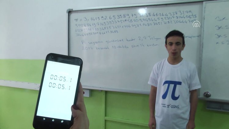 Pi sayısının 2017 basamağını 11 dakikada okuyarak rekor kırdı