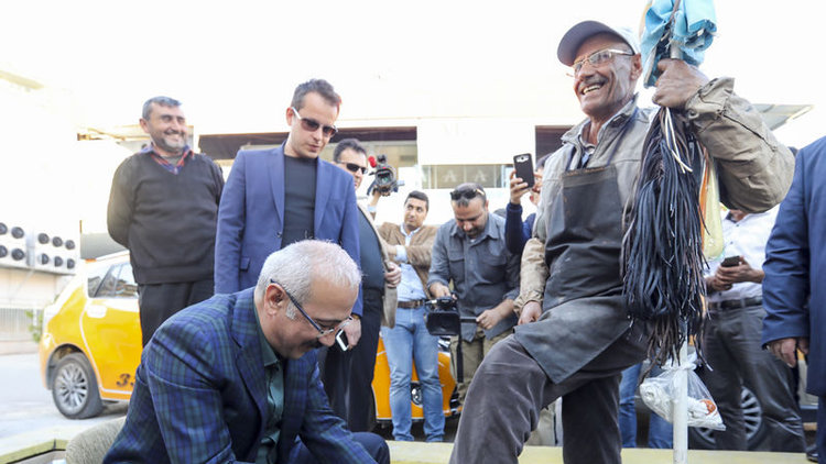 Bakan Elvan boya sandığında ayakkabı fırçaladı