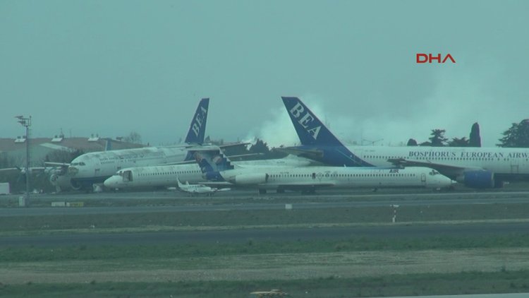 Yeşilköy'de uçaklara yakın araç yangını paniğe neden oldu