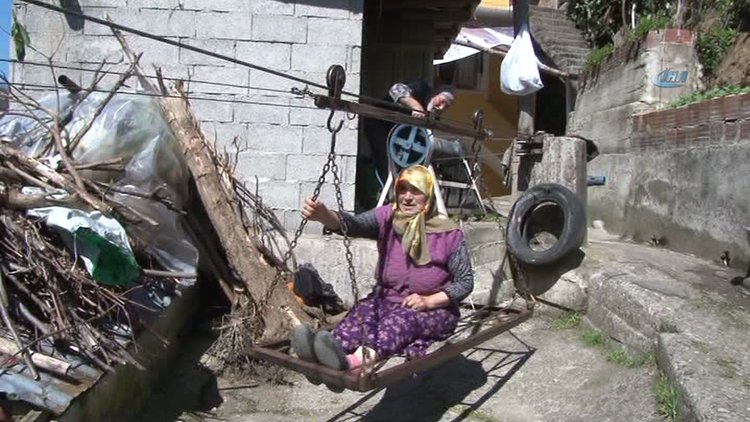 15 yıldır kendi kurdukları teleferik sistemi ile evlerine gidip geliyorlar