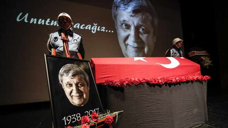 Halit Akçatepe Caddebostan Kültür Merkezi'nde son yolculuğuna uğurlanıyor