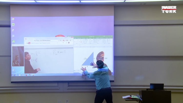 Matematik profesörünün ders anlattığı sırada ortaya çıktı!