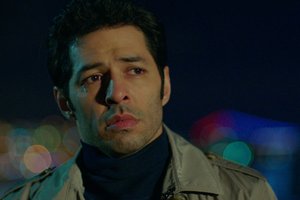 Kenan, annesinin günlüğünü okuyor!