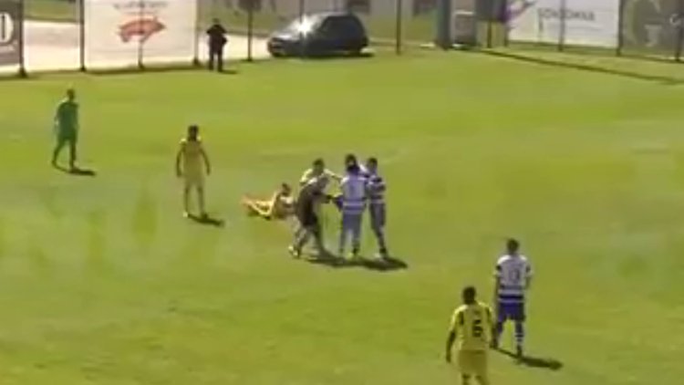 Portekizli futbolcu hakemi bayılttı!