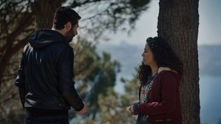 Annesinin MS hastası olduğunu öğrenen Bahar'ı Kemal teselli ediyor.