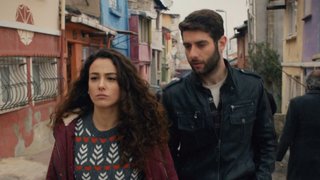 Annesini yaşadıkları kötü evden kurtarmak isteyen Bahar, para bulmak için her yolu denemeye kararlı.