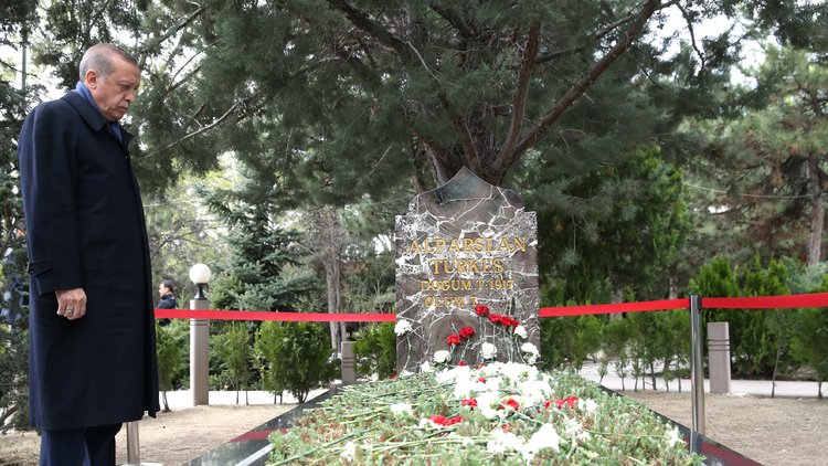 Cumhurbaşkanı Erdoğan'dan Türkeş'in mezarına sürpriz ziyaret