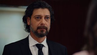 Gökdeniz Holding'te işe başlayan Bahar, henüz babası olduğunu bilmediği Cengiz ile tanışıyor.