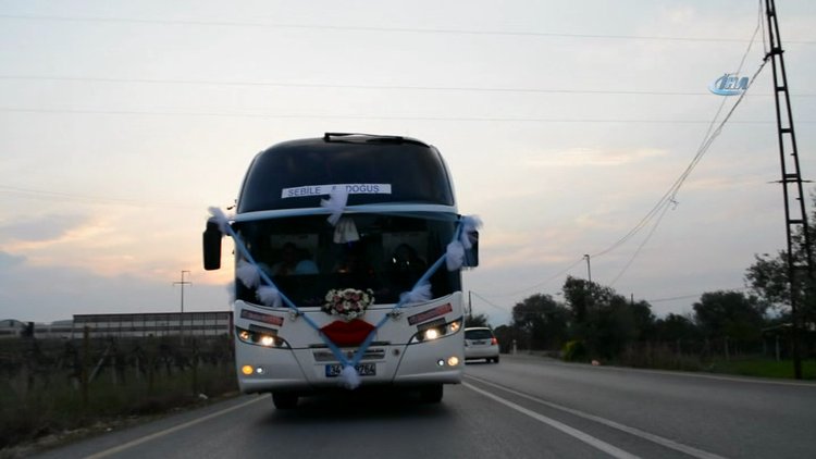 Yolcu otobüsünü gelin arabası yaptı
