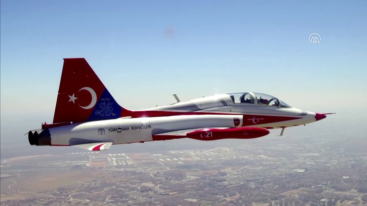 Türk Yıldızları'nın gökyüzündeki çeyrek asrına özel tasarım