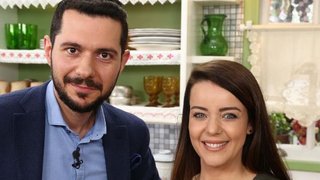 Nursel Ergin bugün mutfaktaki konuğu Adalet Demaylar ile patlıcan sarma ve susamlı simit yapımını gösteriyor