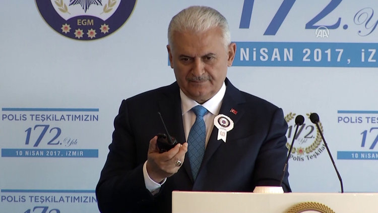 Başbakan Yıldırım polis teşkilatını telsizden kutladı