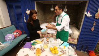 Nursel Ergin bugün mutfaktaki konukları Deniz Mutlu ve Elif Bir ile kıymalı patatesli rulo ve orman kebabı yapımını gösteriyor. ...