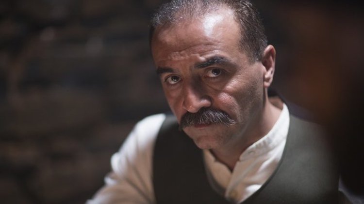 Köyünü anlatıyor