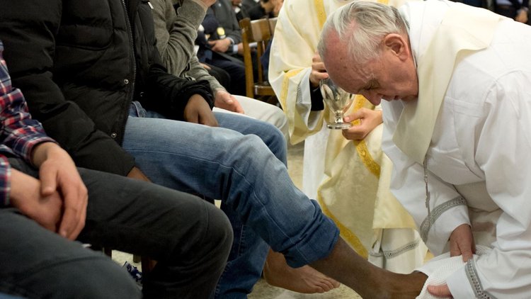 Ayaklarını yıkadı