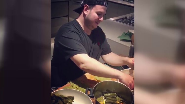 Şahan Gökbakar, yaprak sarma yaptı