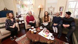 Nursel Ergin mutfaktaki konuğu Gülşen Sevimli ile sebzeli köfte dizme ve pazılı kiş yapımını gösteriyor.