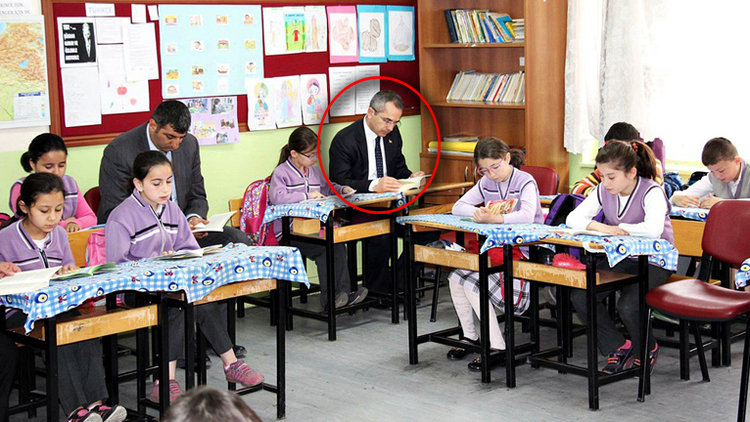 Kaymakam her sabah bir okulda öğrenciler ile kitap okuyor