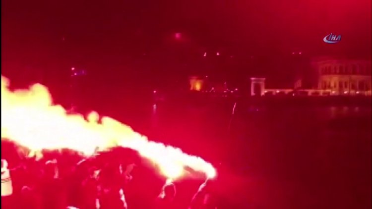 Beşiktaş'lı taraftarlar Lyon'a denizden seslendi