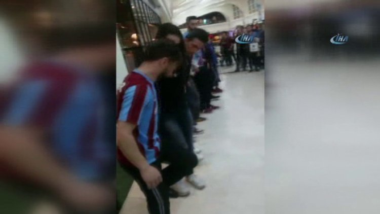 Trabzonsporlu taraftarlar, horon oynayarak Fenerium Mağazası'na girmek istedi