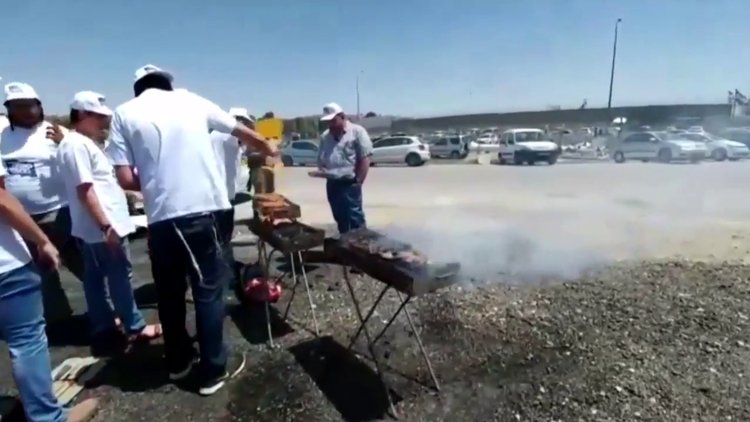 Açlık grevi yapan mahkumların kapısında mangal yaptılar!