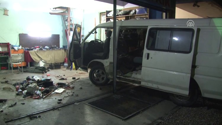 Tamir etmeye çalıştığı aracın altında kaldı