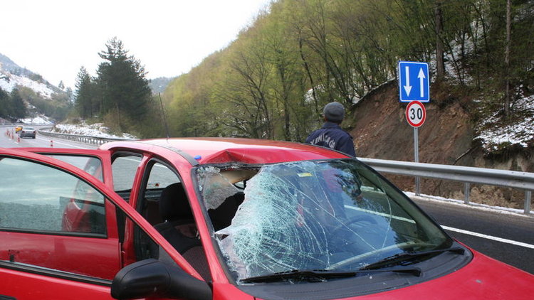 Kaya otomobilin içine girdi! 3 yaralı