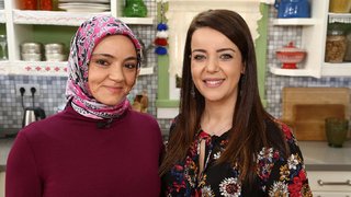 Nursel Ergin bugün mutfaktaki konuğu Menekşe Gür ile sakızlı kebap ve üç katlı yıldız pizza yapımını 