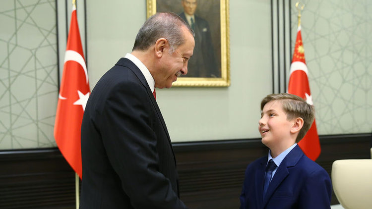 Cumhurbaşkanı Erdoğan, koltuğunu Yiğit Türk'e bıraktı