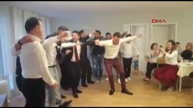 Hakan Çalhanoğlu sahnede hünerlerini sergiledi