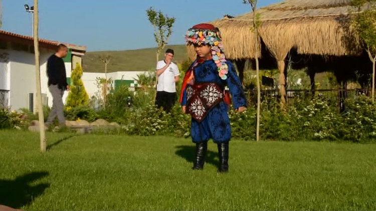 1.5 yaşında başladı