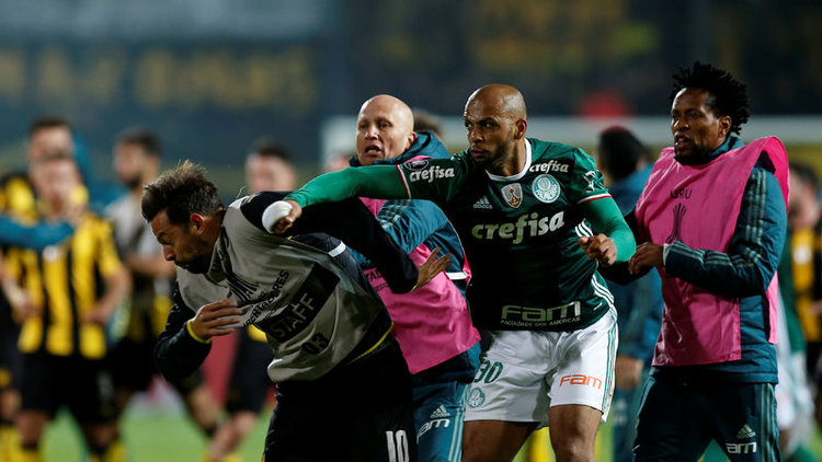 Melo rakibine yumruk attı