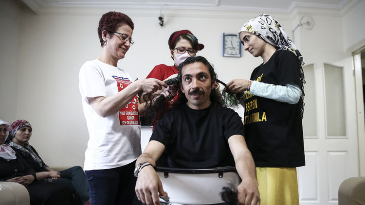 Saçlarını bağışladı