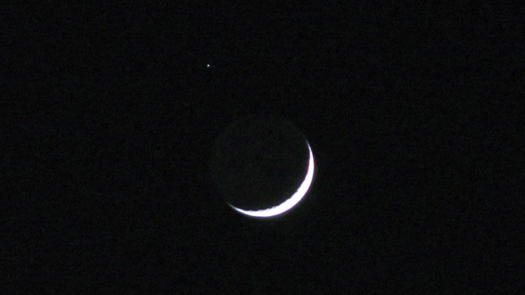 Gökyüzünde ay ile yıldızın duygulandıran buluşması