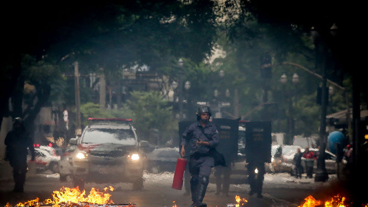 Sokaklar savaş alanına döndü